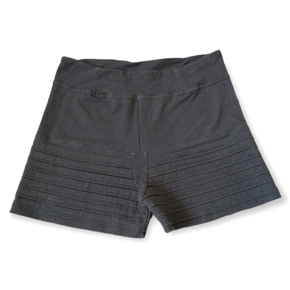 Regenbogen Schwarz Women's Shorts w Embellished Seams in Light Grey | L